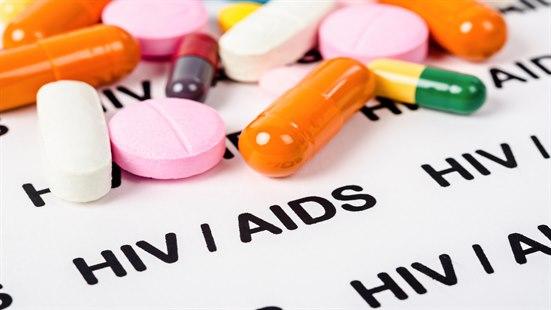 Bilde av ulike typer tabletter som ligger på et papir med HIV/AIDS som tekst.