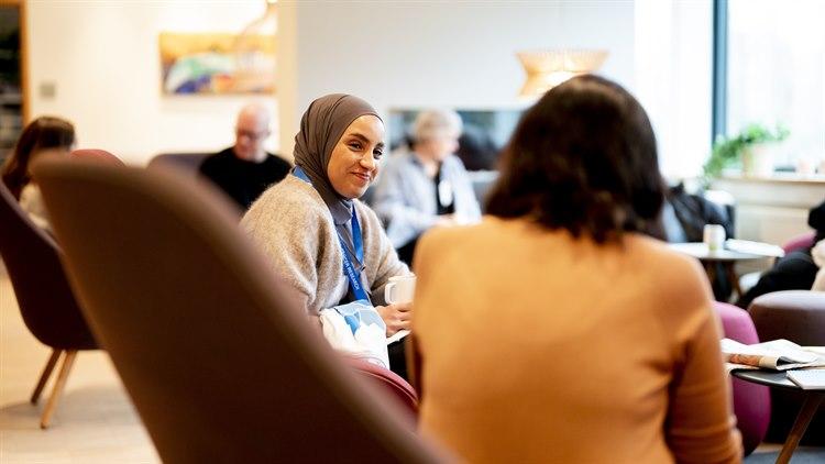 Foto fra stuen i Vardesenteret. To kvinner snakker sammen