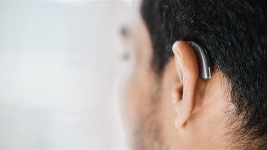 Illustrasjonsfoto av ung mann med høreapparat.