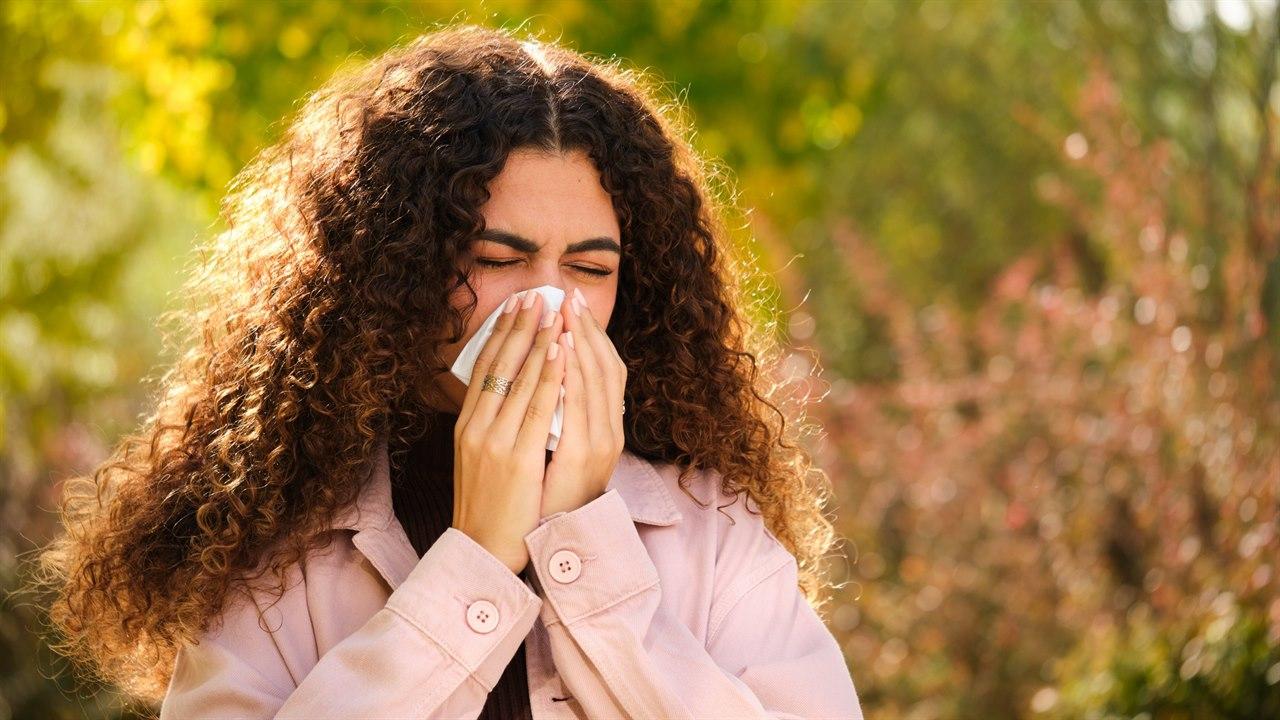 Illustrasjonsfotoet viser en kvinne som nyser av allergi