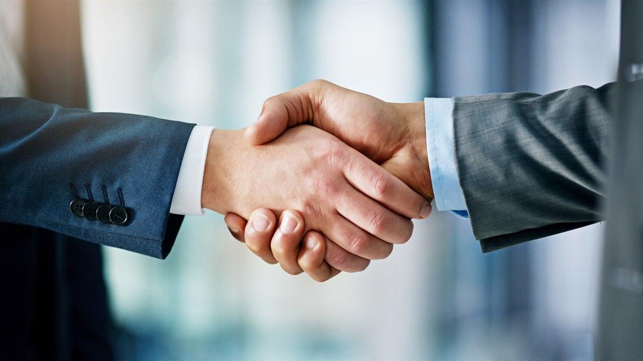 to mannlige hender som håndhilser etter og ha signert avtale
