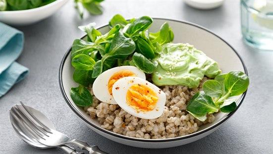 Illustrasjonsfoto av en skål på et frokostbord. I skålen kan vi se blant annet et oppskåret egg og noen salatblader.