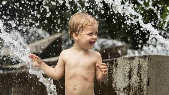 Illustrasjonsfoto: Liten gutt leker i vannfontene