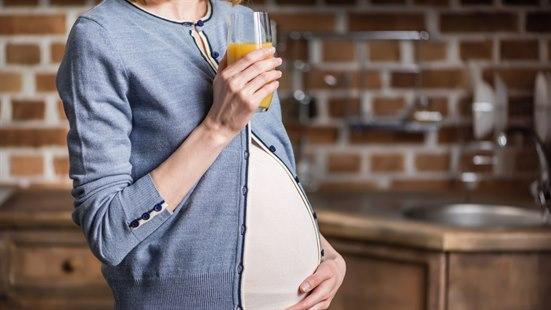 Gravid med juiceglass