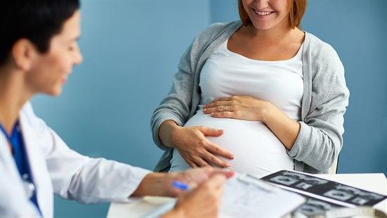 Illustrasjonsfoto av en gravid kvinne som er hos lege for svangerskapskontroll