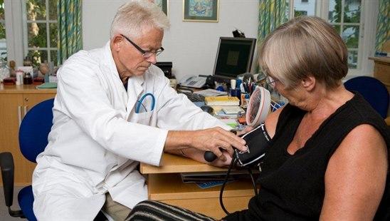 Illustrasjonsfoto av en kvinnelig pasient som er hos legen og måler blodtrykket.