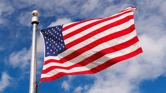 Bilde av det amerikanske flagget på en flaggstand.