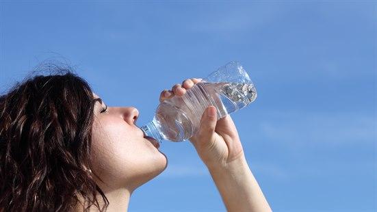 Illustrasjonsfoto av kvinne som drikker vann.