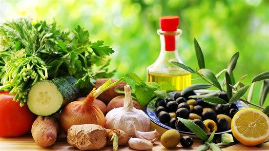 Illustrasjonsfoto av et bord med sun mat grønnsaker, oliven og olje.