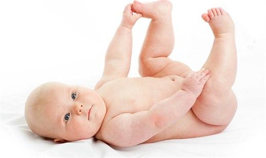 Illustrasjonsfotoet viser en baby på hvitt teppe og hvit bakgrunn