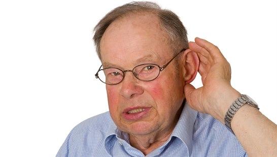 Illustrasjonsfotoet viser en eldre mann som tar seg til øret, hører åpenbart dårlig. 