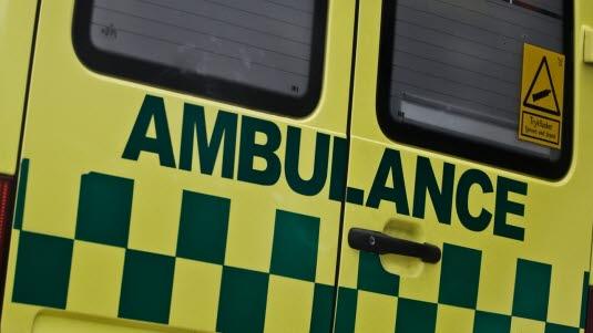 Nærbilde av bakdørene på en ambulanse