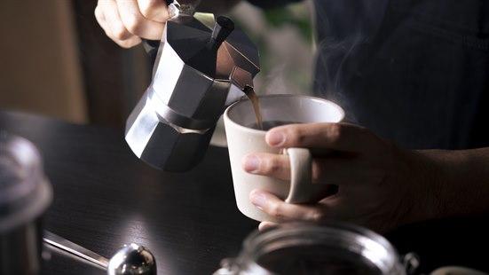 Kaffe skjenkes i en kopp