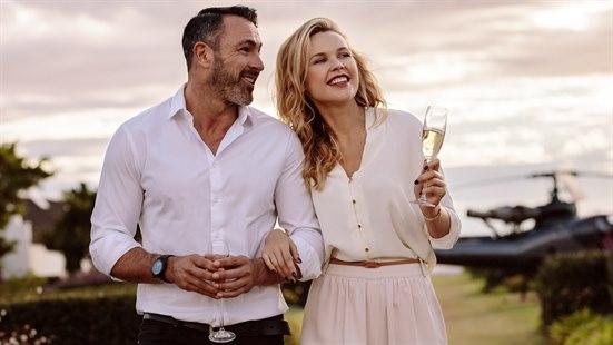 Bilde av et selskapskledd par i 30-års alderen.