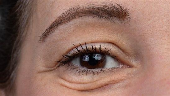 Illustrasjonsfotoet viser et brunt kvinneøye med folder rundt øyelokket