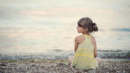 Jente på strand