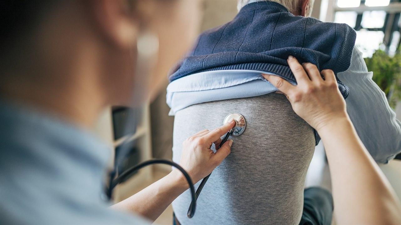 Illustrasjonsfotoet viser bilde av lege som undersøker eldre pasient