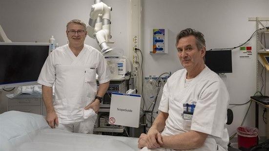 Foto av Bård Haugnes og Carl Platou avbildet i et undersøkelsesrom for koloskopi.