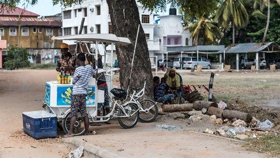 Utsalg av drikke montert på sykkel i Afrika
