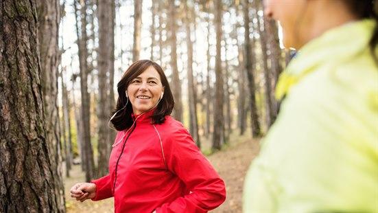 Illustrasjonsfoto av to kvinner som løper ute i skogen.