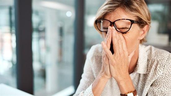 Illustrasjonsbilde av en kvinne som er sliten, og som tar seg til hodet. 