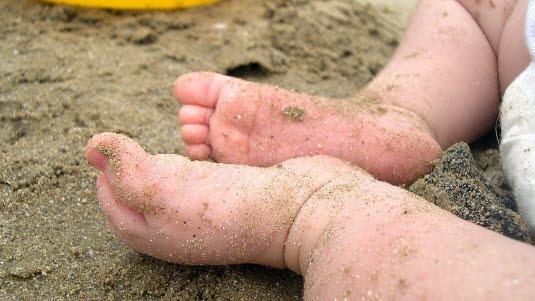 barneføtter i sand