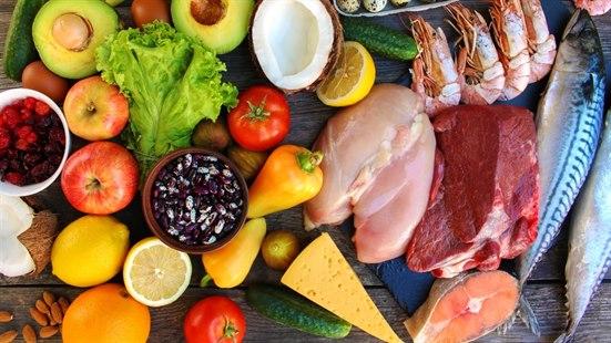 Fotoet viser et utvalg av sunne matvarer, bestående av frukt og grønnsaker, nøtter, ost, kyllingfilet, biff, laks, makrell og scampi.