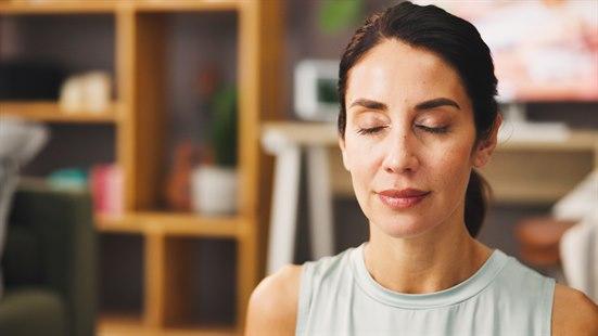Illustrasjonsfoto av en kvinne som lukker øynene og mediterer.