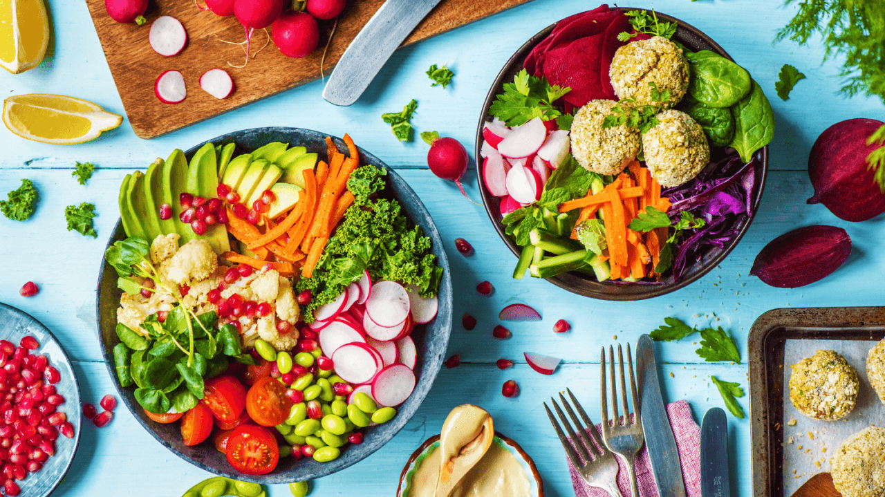 Illustrasjonsfotoet viser flere ulike retter med vegetarisk mat. Rettene er lekkert dandert, og det er mange ulike farger i bildet.