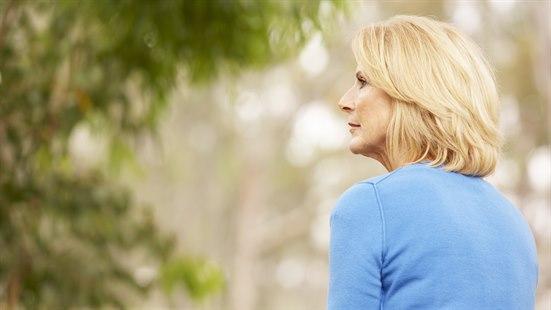 Illustrasjonsfotoet viser en tenkende middelaldrende kvinne