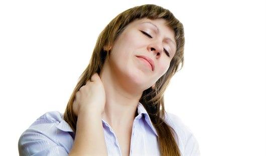 Illustrasjonsfotoet viser en kvinne med lukkede øyne som tar seg til nakken