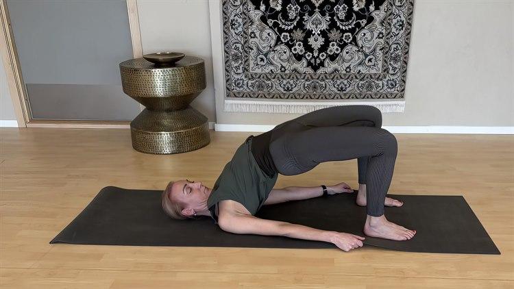 Bilde av Hilde Bjørnstad som gjør en yogaøvelse.