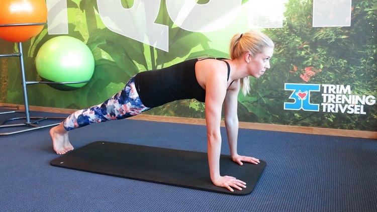 Plankeøvelser er blant de vanlige øvelsene i Pilates.