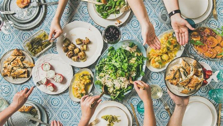 Illustrasjonsfoto av et bord med ulik mat fra Middelhavet.