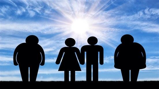 Figurer som viser to overvektige menneskefigurer sammen med to slanke figurer.