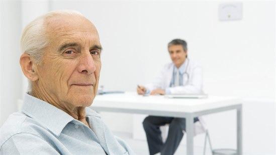 Illustrasjonsfoto av en eldre mann på legens kontor for undersøkelse.