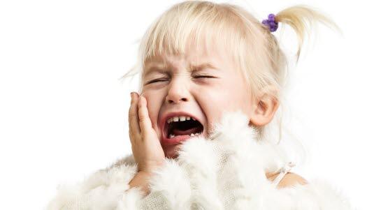 Gråtende barn med smerter