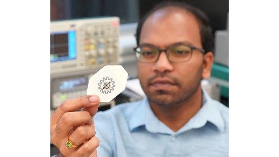 Foto viser forsker Rajaram Kaveti som holder et plaster som brukes til elektrisk stimulering av sår.