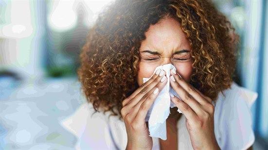 Illustrasjonsfoto: Nærbilde av kvinne som snyter seg