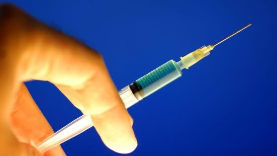 Illustrasjonsfotoet viser en hånd som holder en vaksine