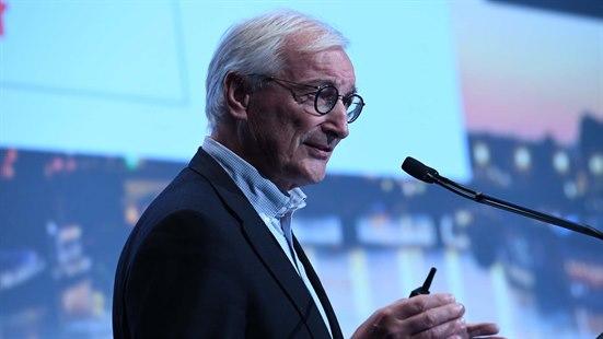 Nærbilde av Lars Engebretsen som holder et foredrag