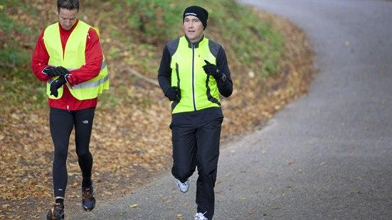 Illustrasjonsfoto av to menn som løper i en park.