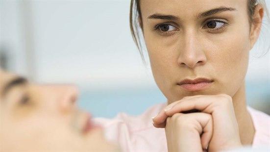 Nærbilde av pårørende som siter ved siden av pasient