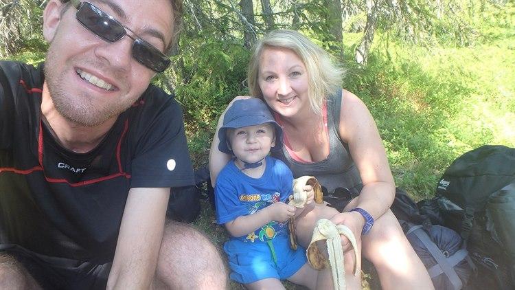 Espen Frang Knarvik har i dag et helt annet liv enn han hadde før transplantasjonen. Her sammen med samboer Marthe Hoddø Fossland og deres fire år gamle sønn. Foto: Privat.