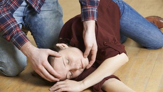 Illustrasjonsfoto av at en kvinne blir lagt i stabilt sideleie