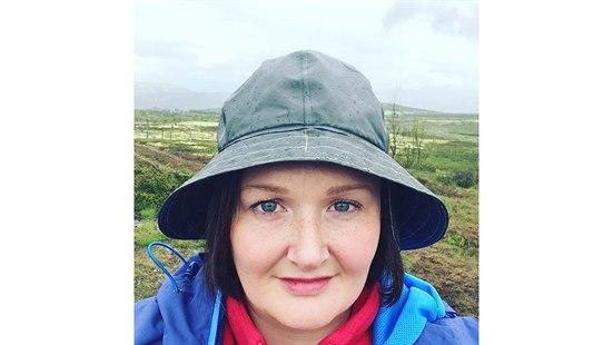 Nærbilde av Turid Alander, med sydvest på hodet og fjellandsskap i bakgrunnen.