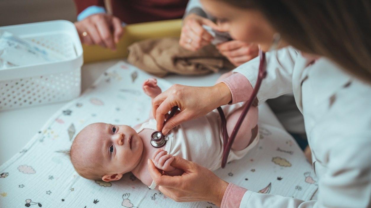 Illustrasjonsfotoet viser lege som undersøker spedbarn