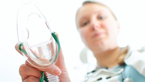 Pasient får oksygen/gasstilførsel fra sykehuspersonale