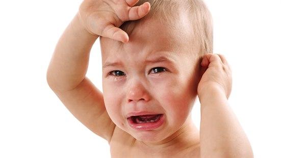 Illustrasjonsfotoet viser en baby som tar seg til øret og gråter