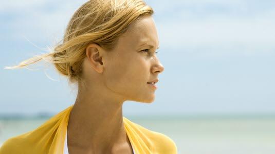 Illustrasjonsfotoet viser nærbilde av en kvinne i profil. Kvinnen ser alvorlig ut